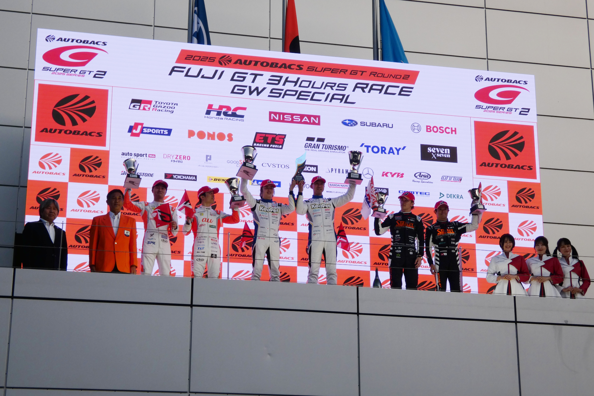 この日のレースでは2位に1号車（TGR TEAM au TOM'S）、3位に100号車（STANLEY TEAM KUNIMITSU）が入った