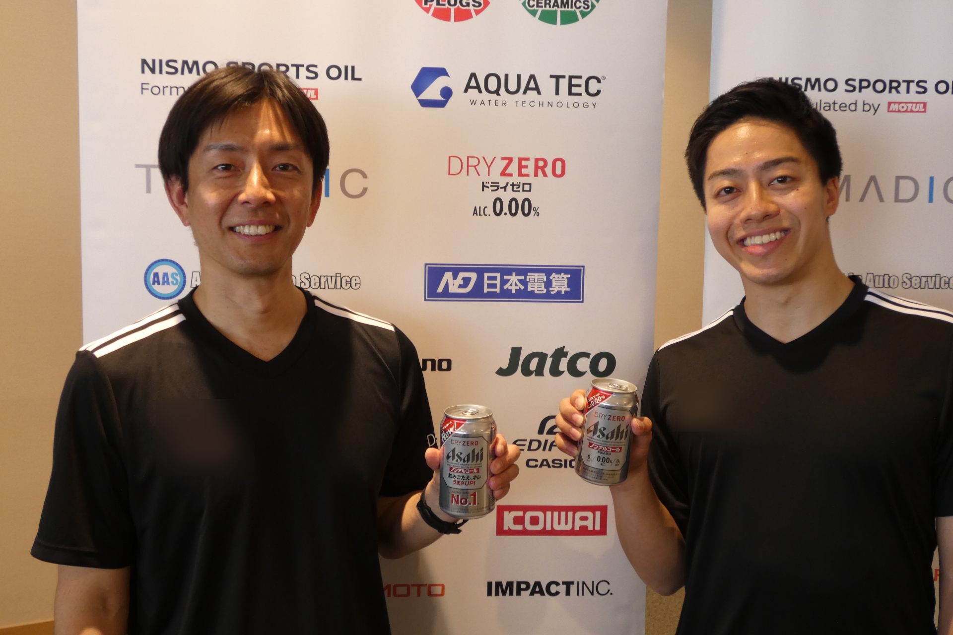 アサヒビール マーケティング本部 スマドリマーケティング部 担当副部長の村尾雄一氏（左）とスマドリマーケティング部 副主任の塩島諒久氏（右）