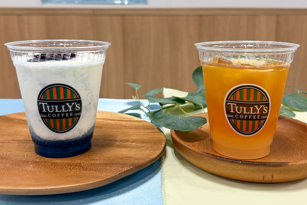 タリーズコーヒー「サムシングブルー ベリーヨーグルトスワークル」（左）とグレープフルーツアイスティー「＆TEA グレープフルーツセパレートティー」