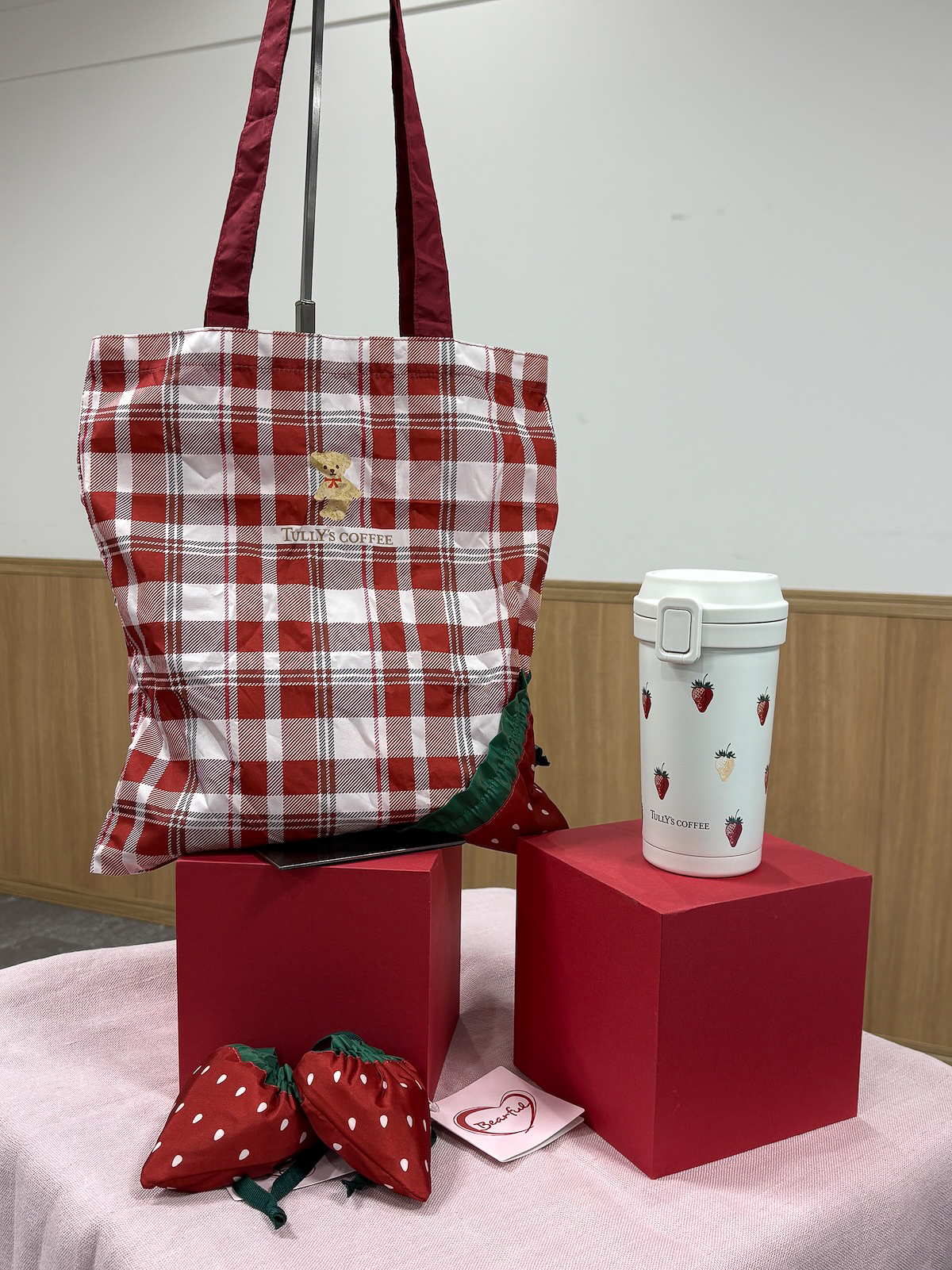「ストロベリーECO バッグ（チェック）」と「ワンプッシュステンレスタンブラー（ストロベリー）」