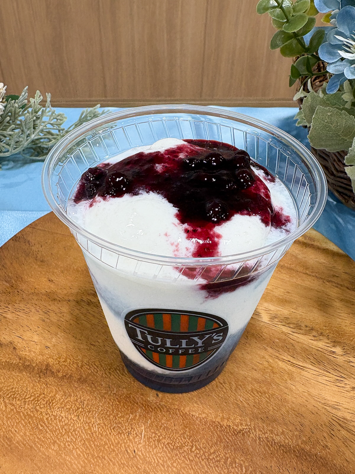 ブルーベリー果肉入りのソースがトッピングされている