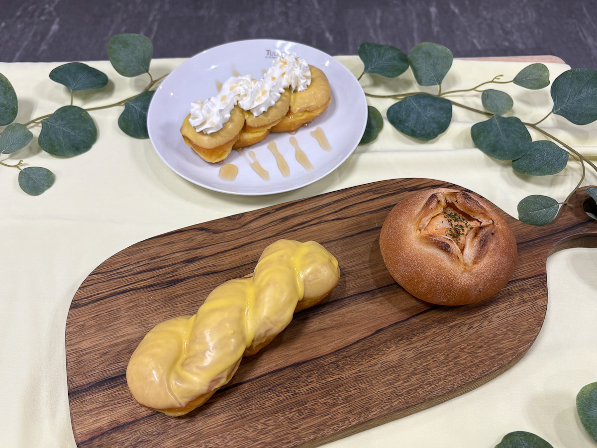 手前左が「ねじりレモンドーナツ」、右が「明太＆ポテト フランス」、奥が「クァベギ風ハニーレモン」