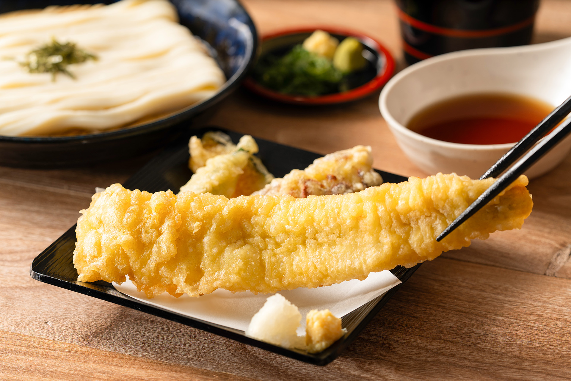 ふっくら柔らかな身をサクサクに揚げたジャンボサイズの「穴子天」