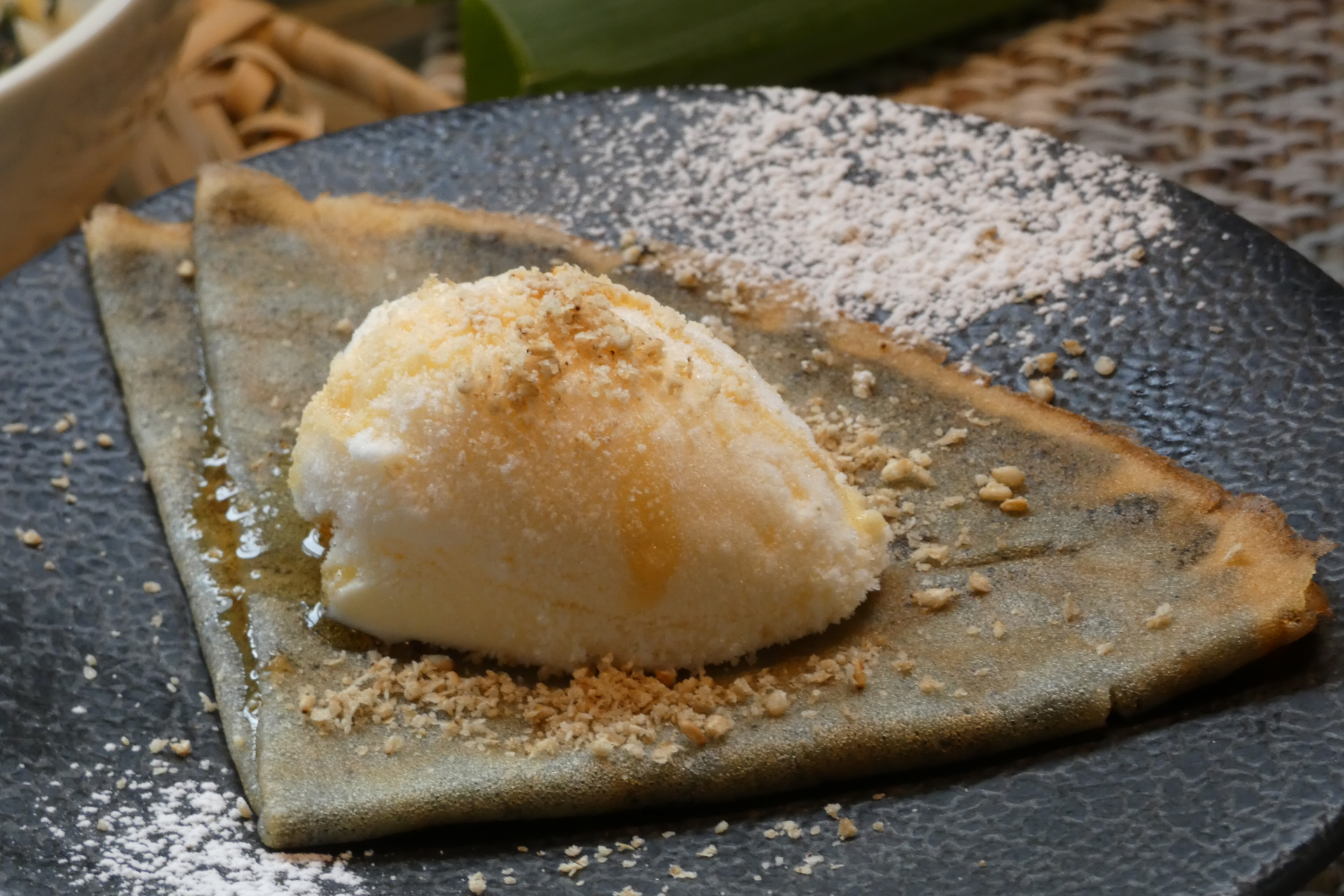 白と黒の胡麻クレープ