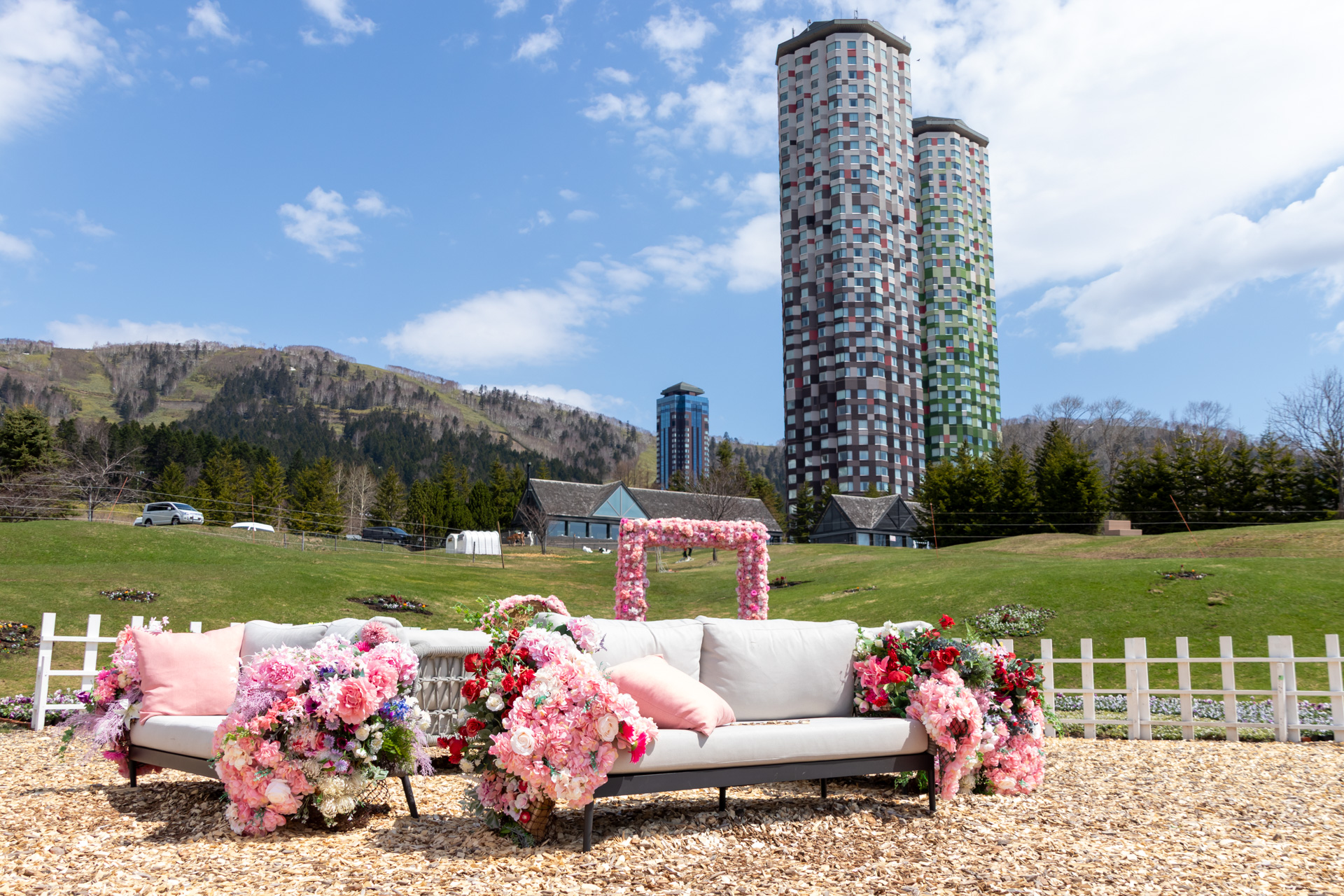 花で彩られた春のイベント「ファームの花咲くリゾナーレ」を開催中の星野リゾート トマム