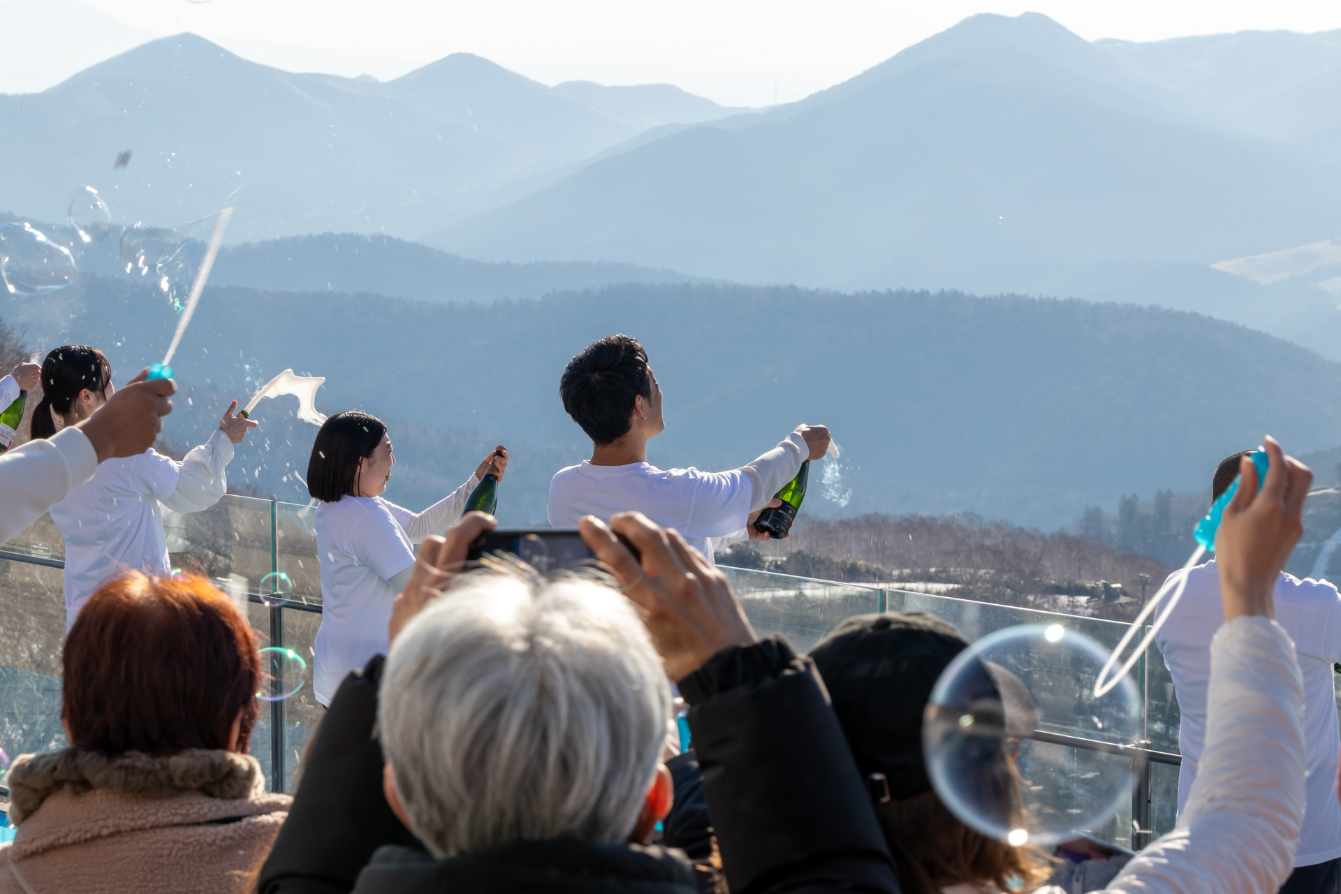 シャンパンとシャボン玉でお祝い