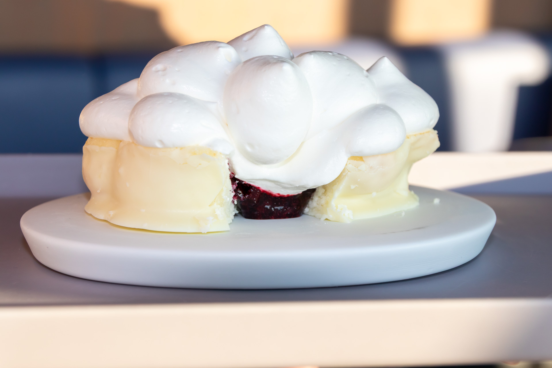 雲ケーキの中にはハスカップソースがたっぷりと入っている