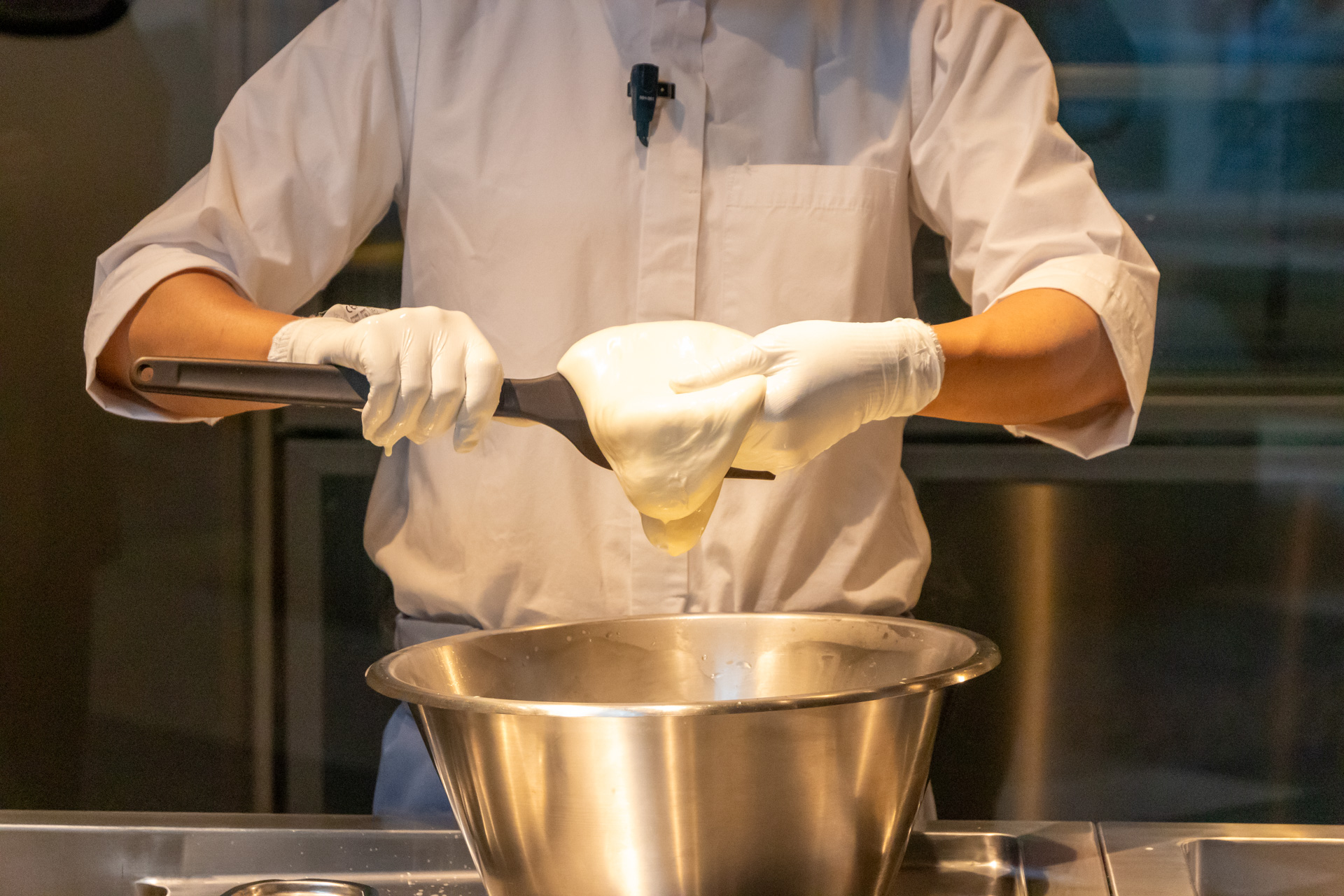 見ていて楽しいモッツァレラチーズの仕上げ工程