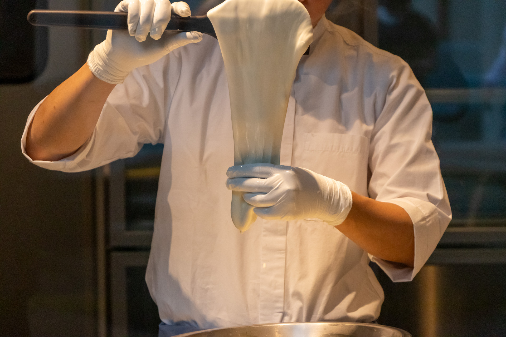 見ていて楽しいモッツァレラチーズの仕上げ工程