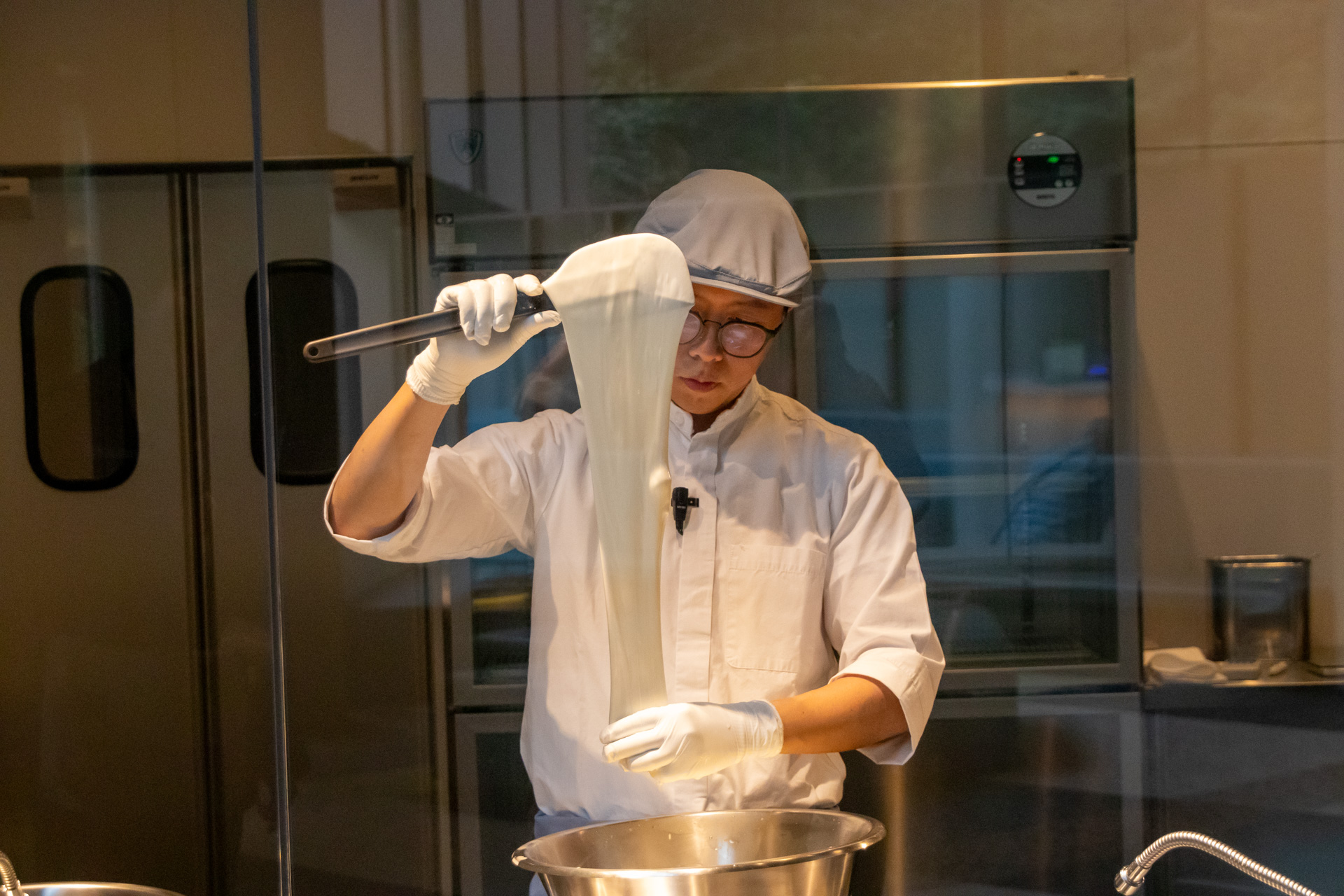 見ていて楽しいモッツァレラチーズの仕上げ工程