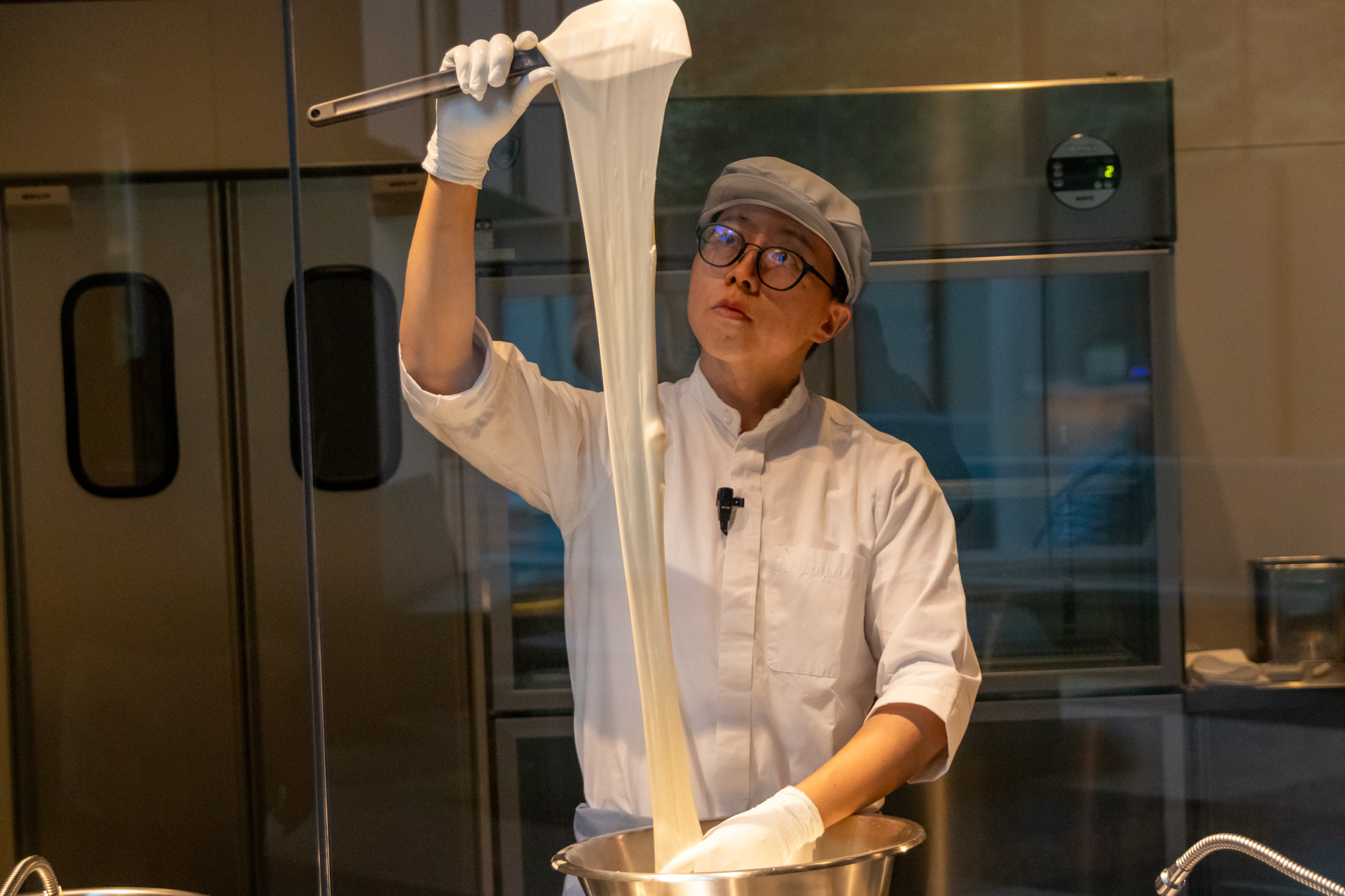 見ていて楽しいモッツァレラチーズの仕上げ工程