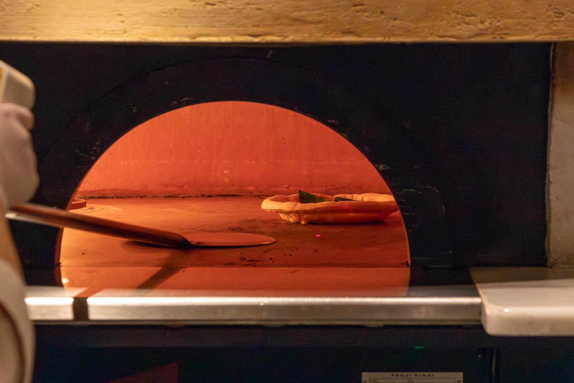 専用窯で焼き上げるピッツァは2種類から選べる