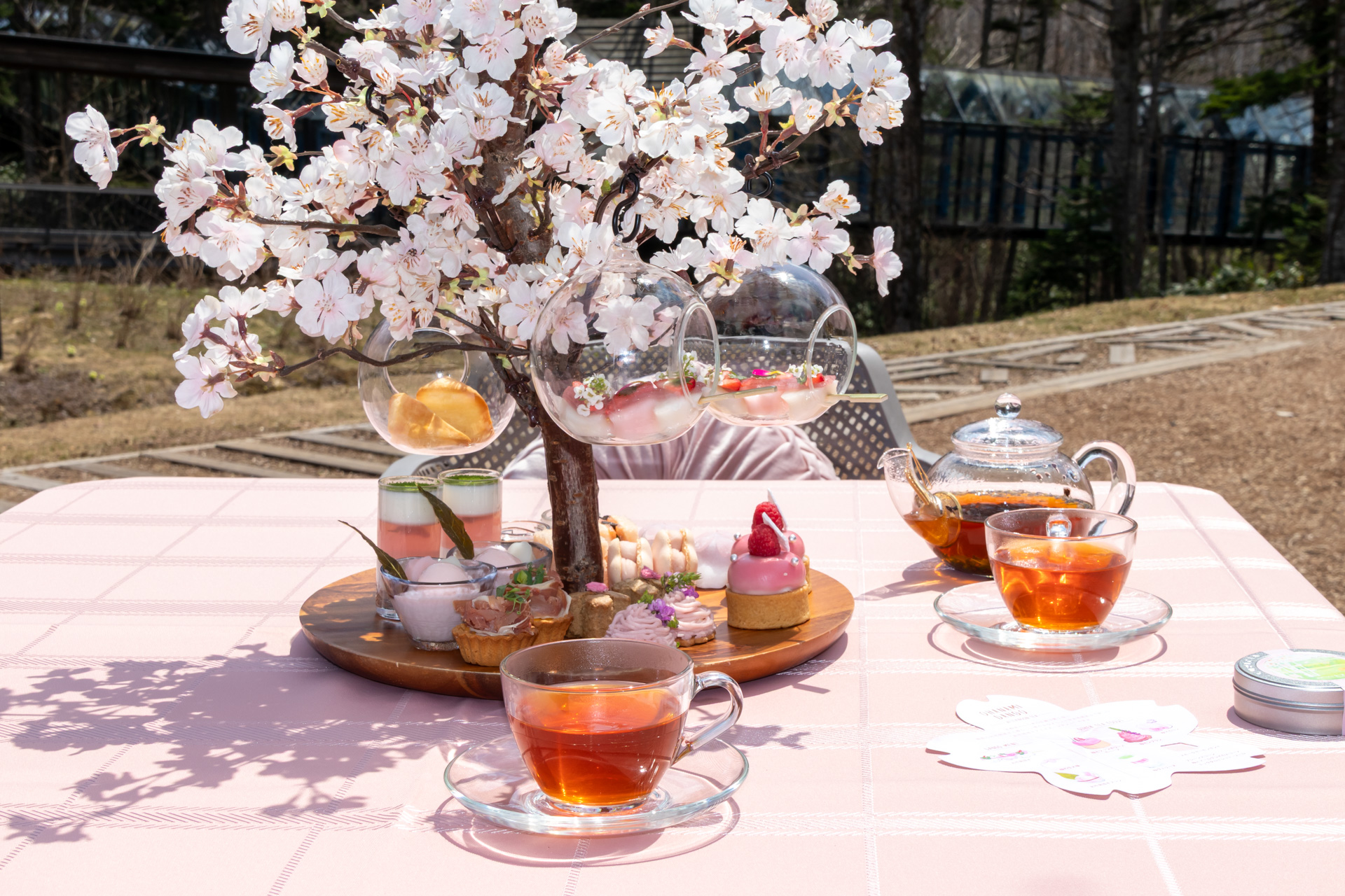 華やかなスタンドに11種類の菓子や軽食が並ぶ