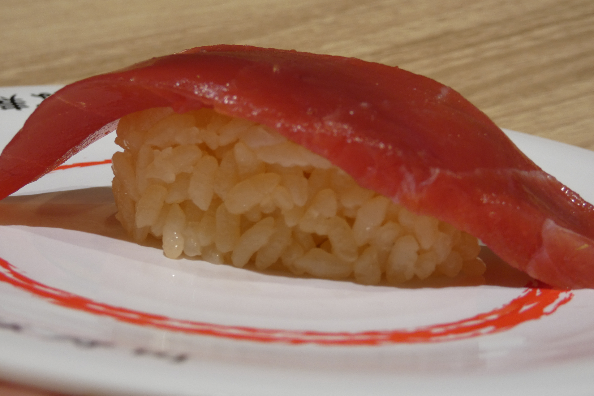 東日本では「赤酢シャリ」で提供される