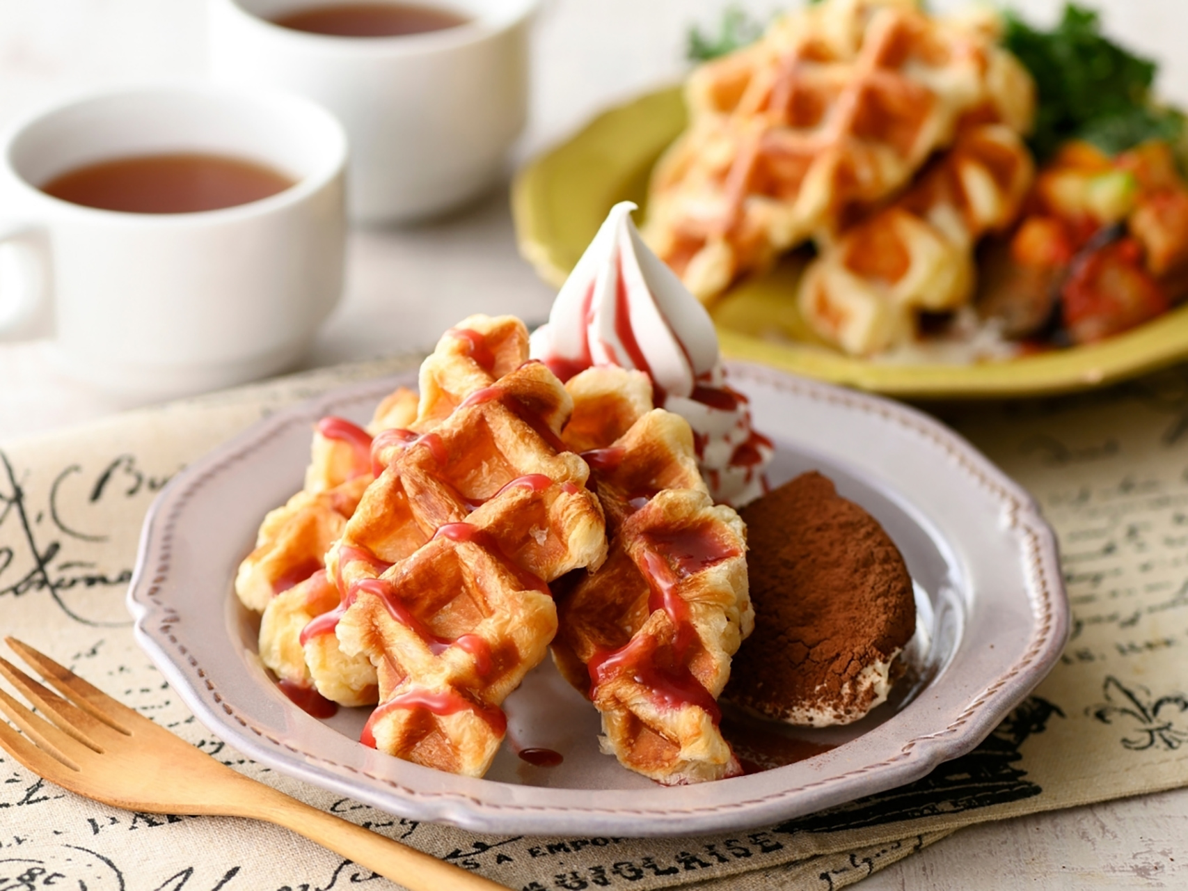 ワッフルやクロッフェルなどのデザートも