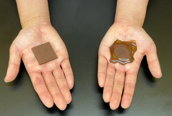 アイス用チョコ（左）と菓子用チョコ（右）は温度で溶け方が異なり、使い分けられている