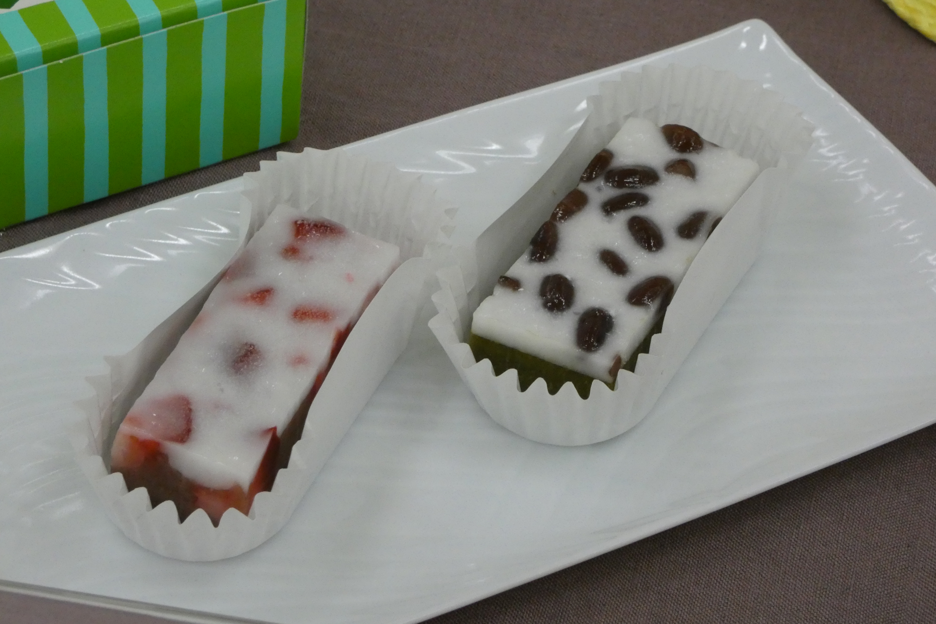 アイスドルチェ いちご練乳ようかん（左）とアイスドルチェ 抹茶練乳ようかん（右）