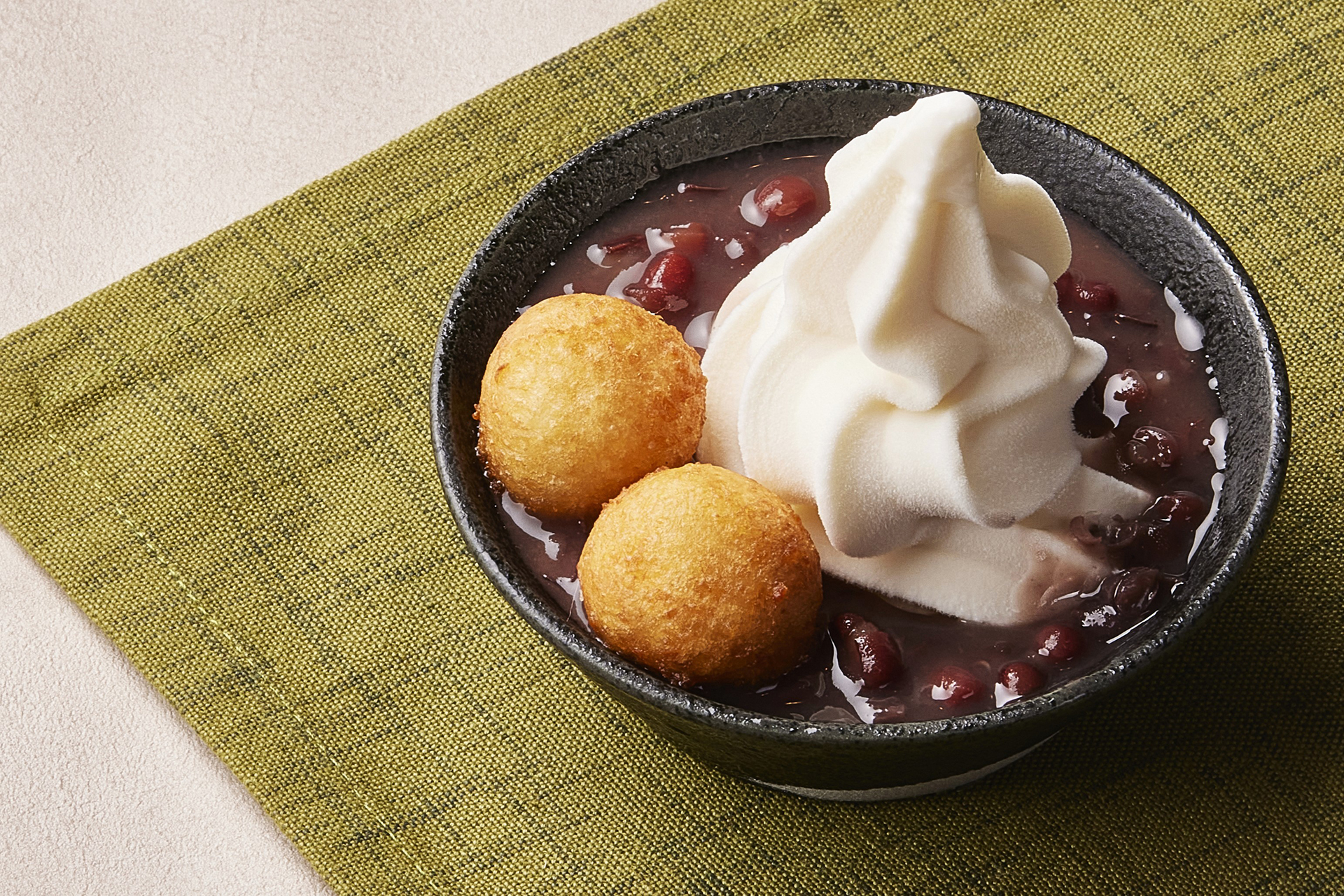 「丸亀うどーなつ ぜんざいソフト」（290円）