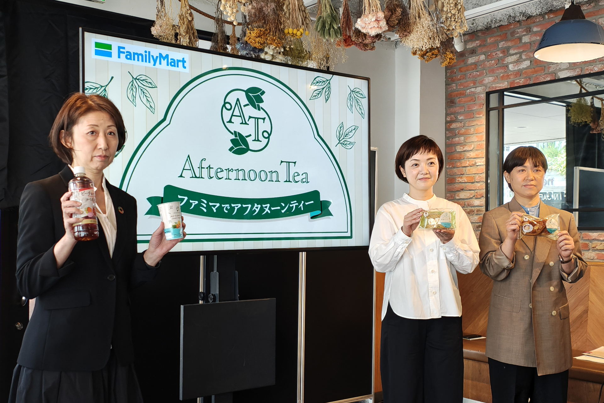 写真左から、株式会社ファミリーマート 商品本部 スイーツ部長 山岡美奈子氏、アイビーカンパニー株式会社 商品本部 AT商品部 川岸良江氏、ATRB事業部 AT営業部 安西智子氏