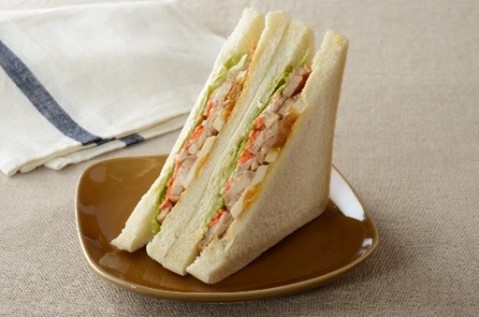 ローソン「大きなサンドイッチ 野菜照焼チキン」（430円）。具材に照焼チキン、レタスやにんじんなどの野菜、ゆでたまごを使用