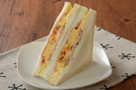 「大きなサンドイッチ オムレツ」（430円）。具材にズッキーニなどのグリル野菜入りオムレツにきゅうりとベーコンを合わせた