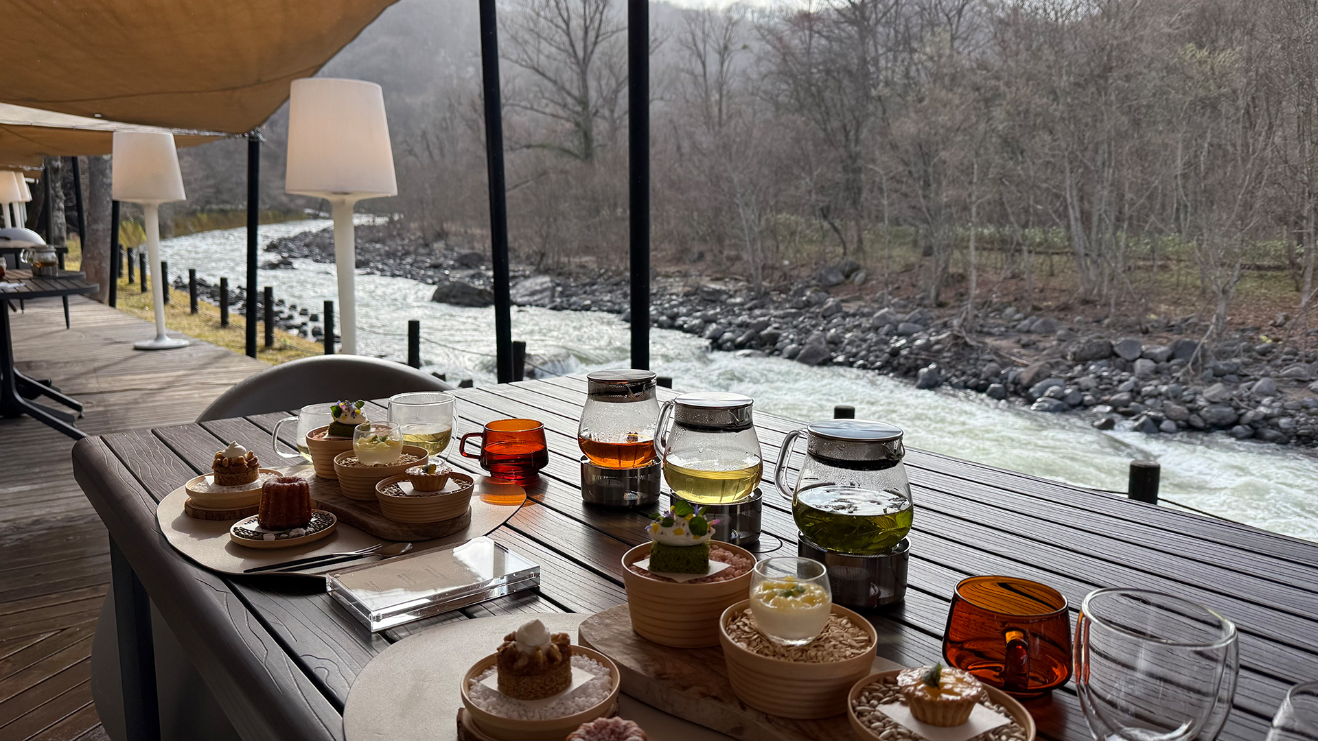 渓流を眺めながら味わうアフタヌーンティー