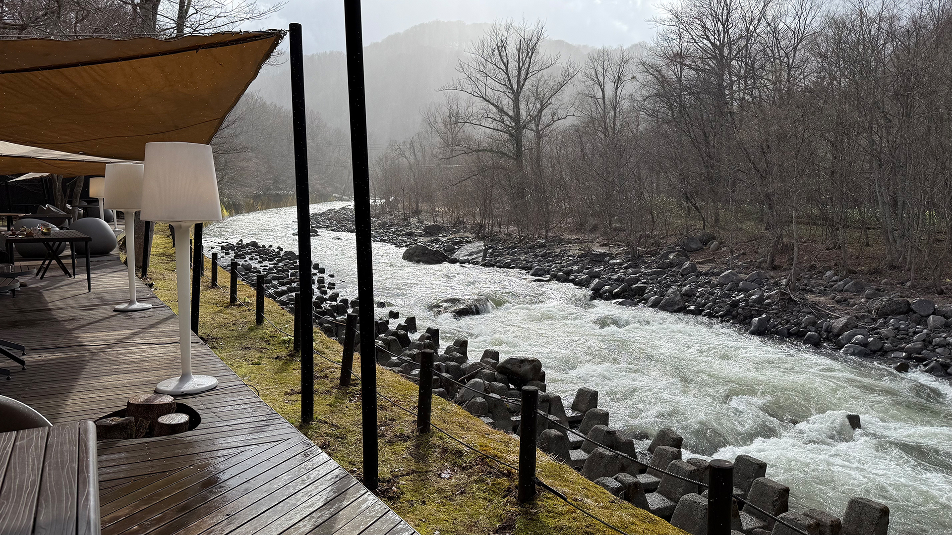 渓流沿いに用意されたテラス席