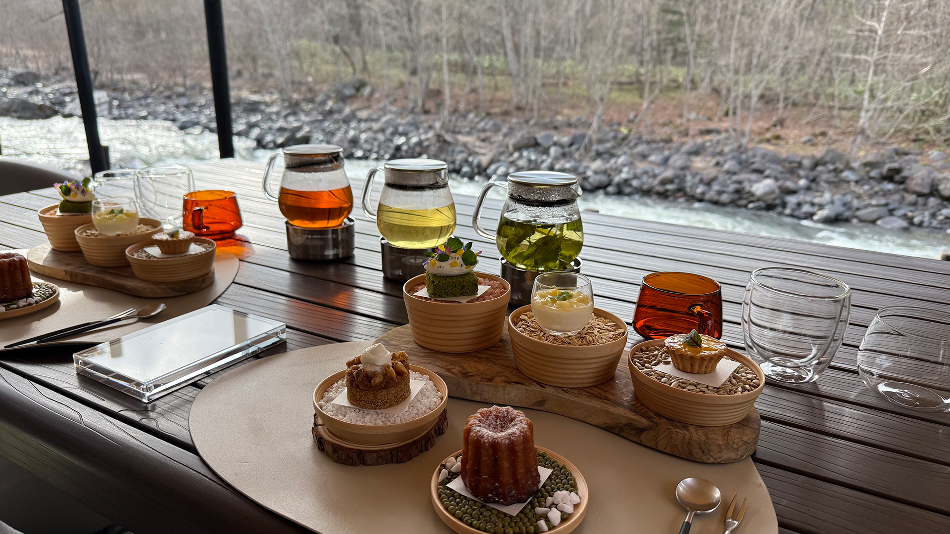 テラス席なので景色とメニューの両方から移ろう自然を感じられる