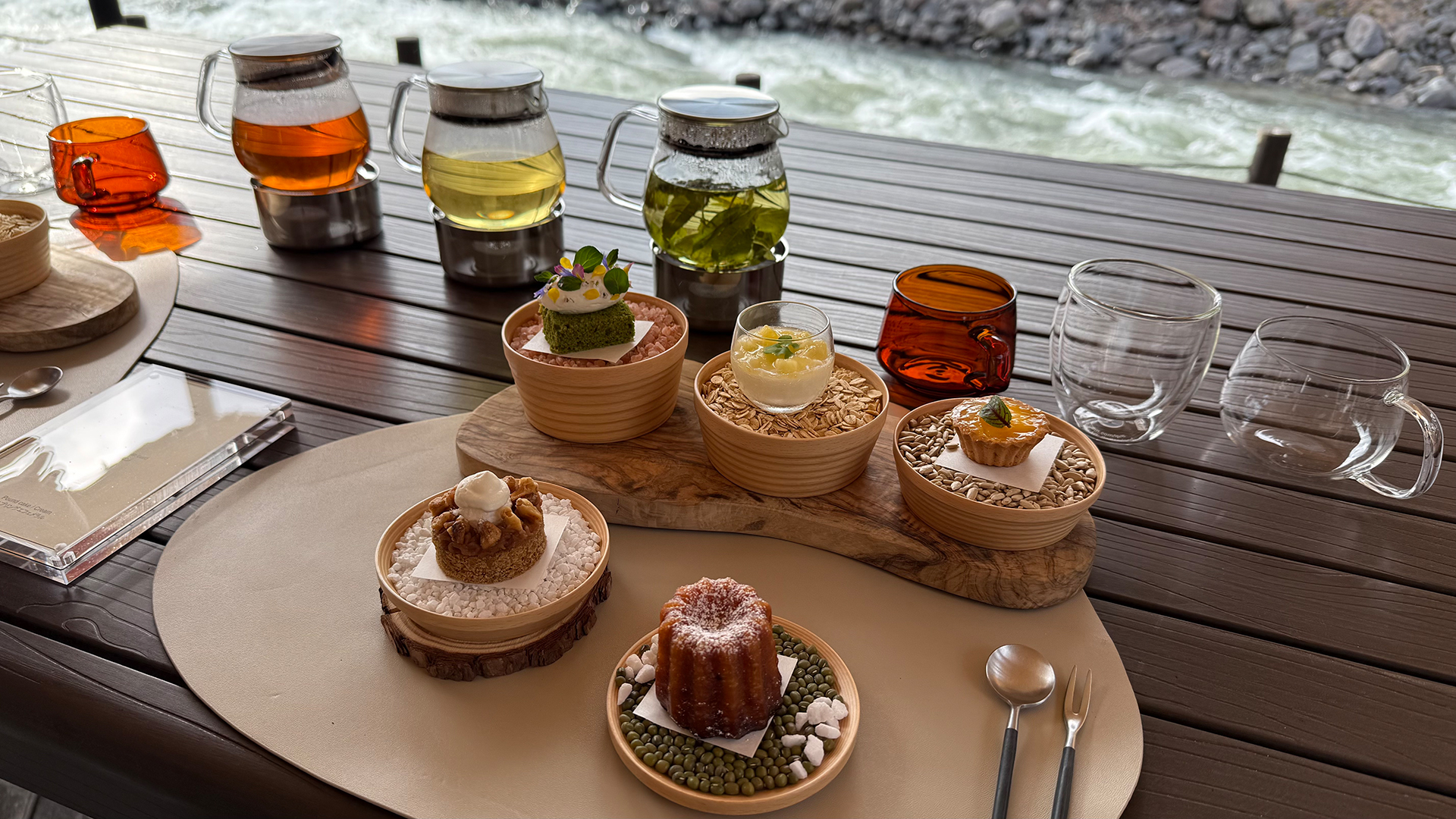 テラス席なので景色とメニューの両方から移ろう自然を感じられる