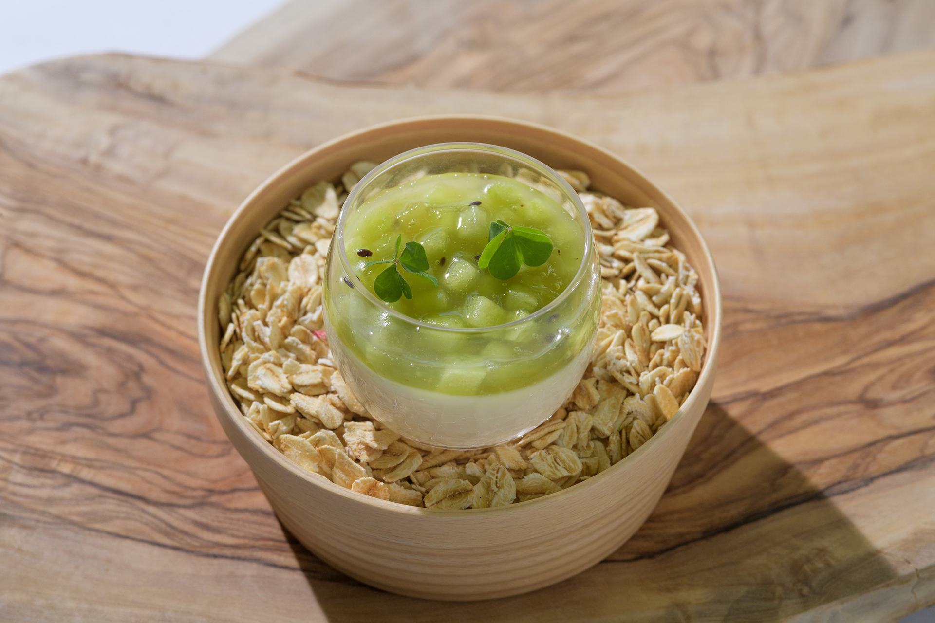 キウイで萌黄色の新緑を表現