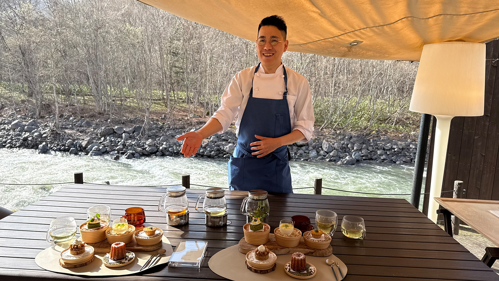 アフタヌーンティーの説明をするスタッフの高木翔氏