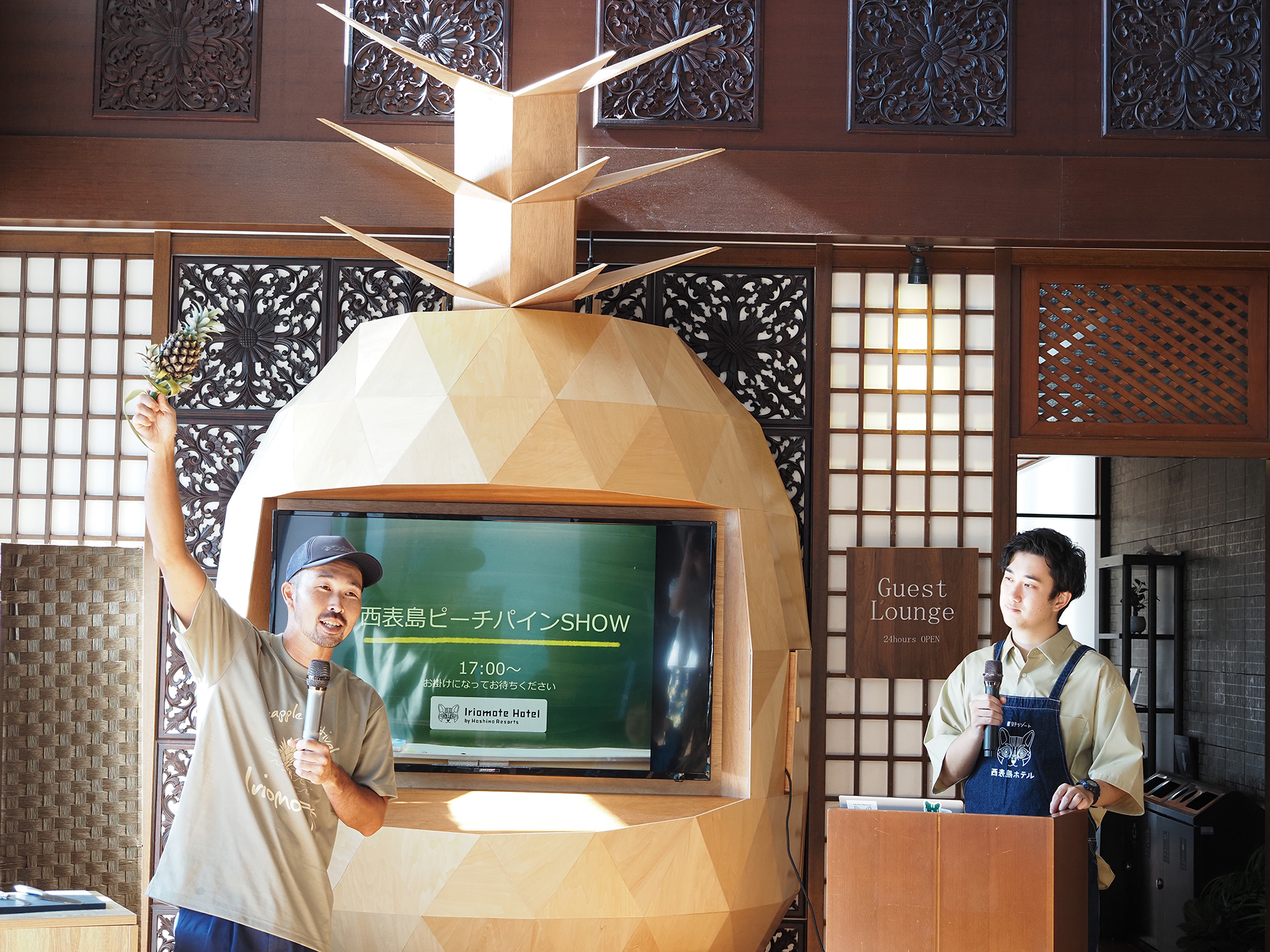 パイン農家とスタッフが掛け合いながらピーチパインの秘密について教えてくれる