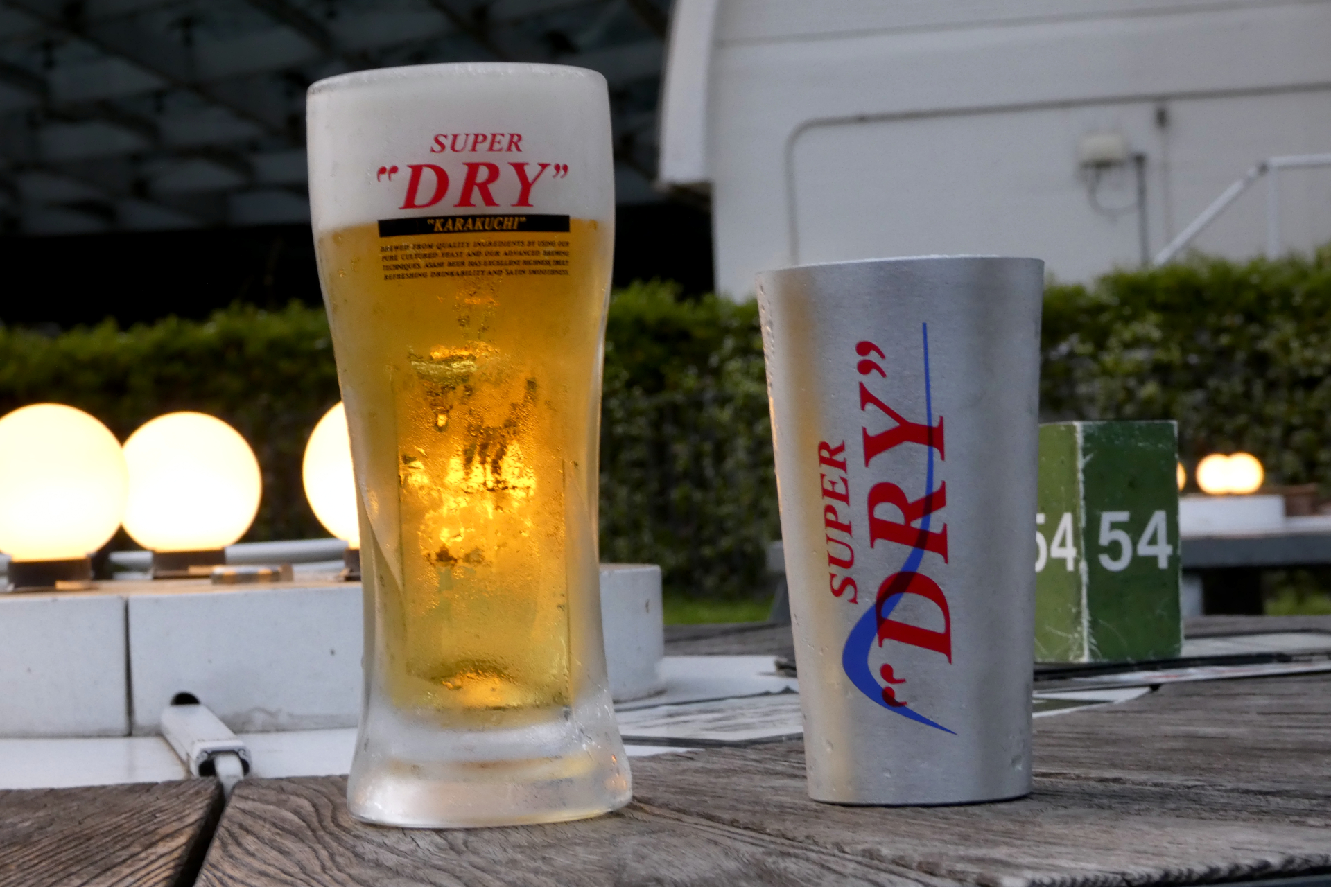 通常のジョッキ（左）と「スーパードライ キンキン冷感タンブラー」（右）