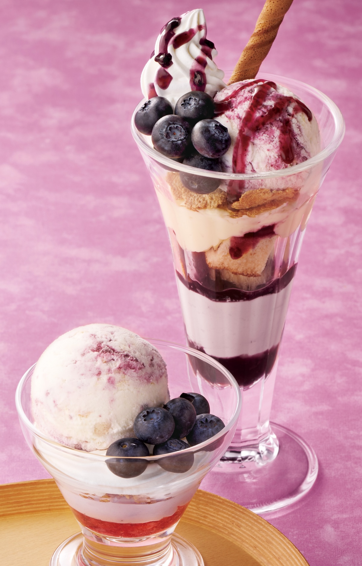 「ブルーベリーのレアチーズパフェ」（735円）と「ブルーベリーのミニパフェ」（482円）