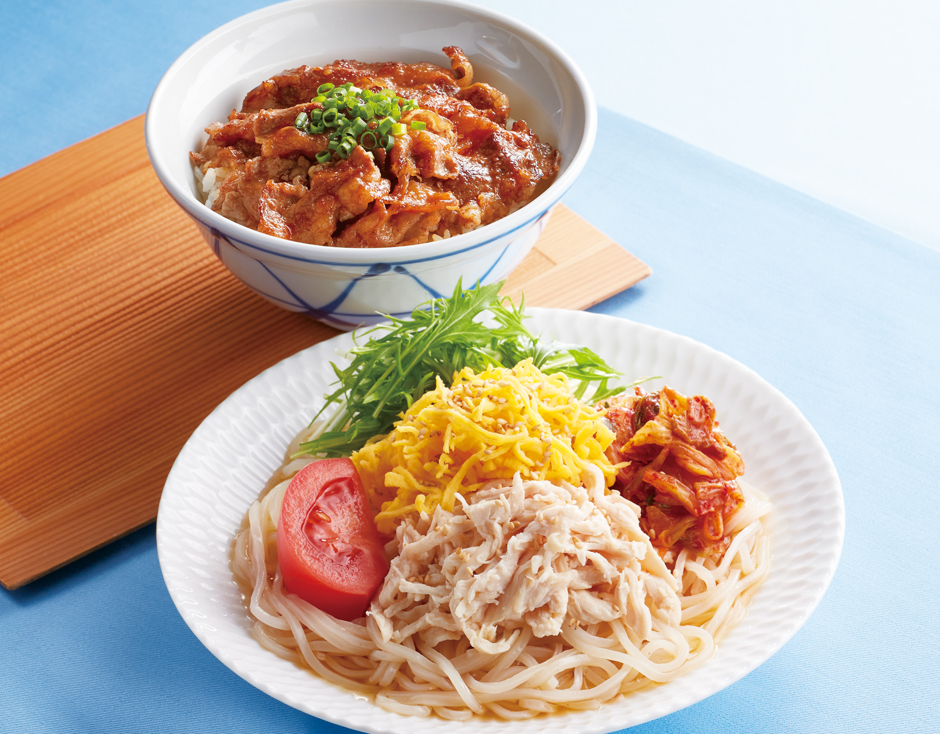 「蒸し鶏の盛岡冷麺とコチジャン焼肉丼」（988円）