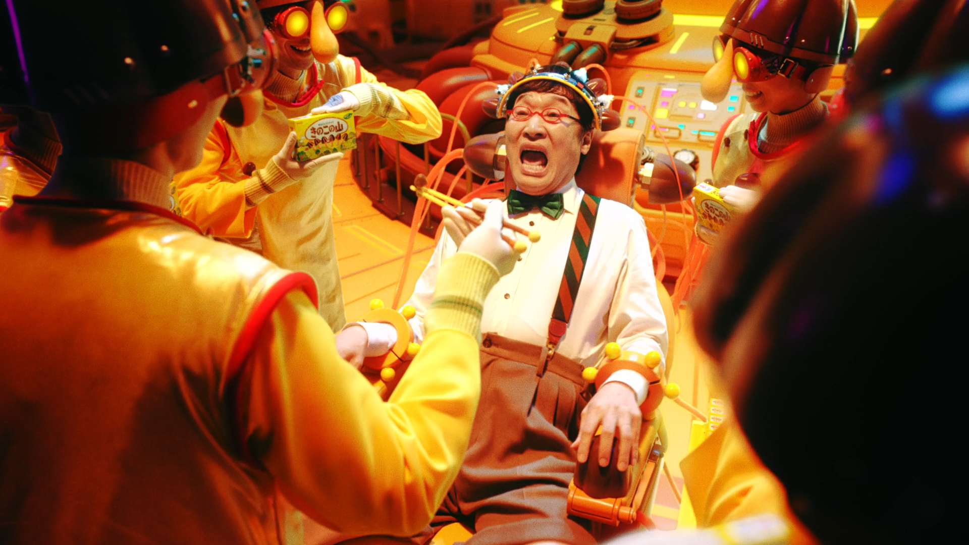 謎の研究員に「きのこの山」を食べさせられる