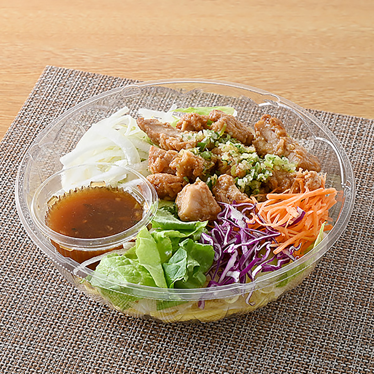 「油淋鶏のせ中華麺サラダ」（598円）