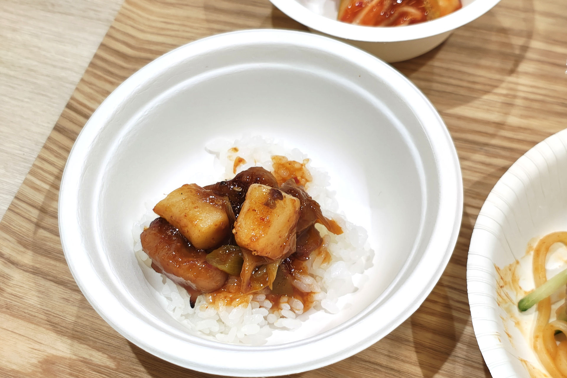 スップルグイ＝炭火焼き。トッポギが入っていて食感のアクセントになっている