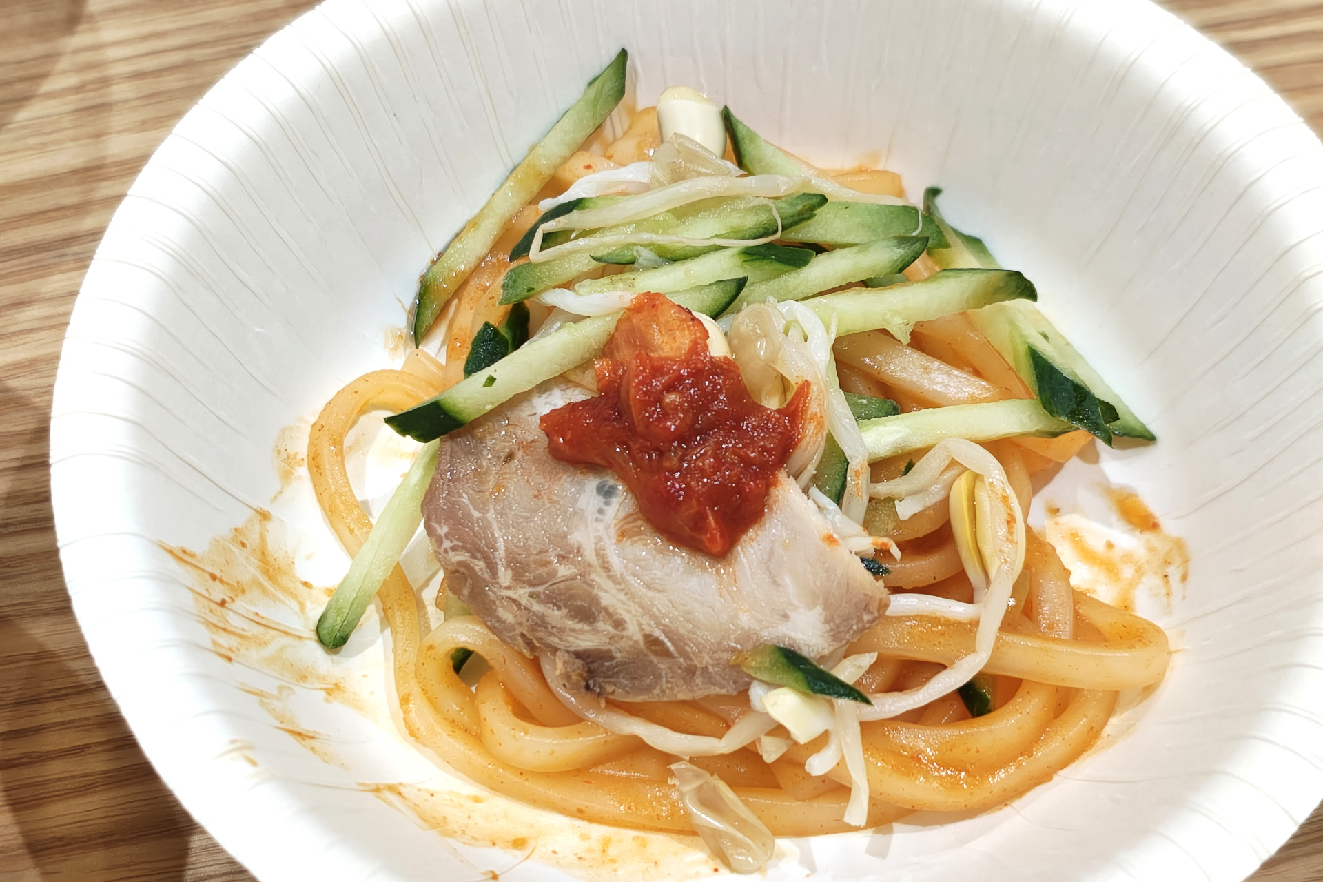 ビビン冷麺は、弾力のある麺の食感がポイント