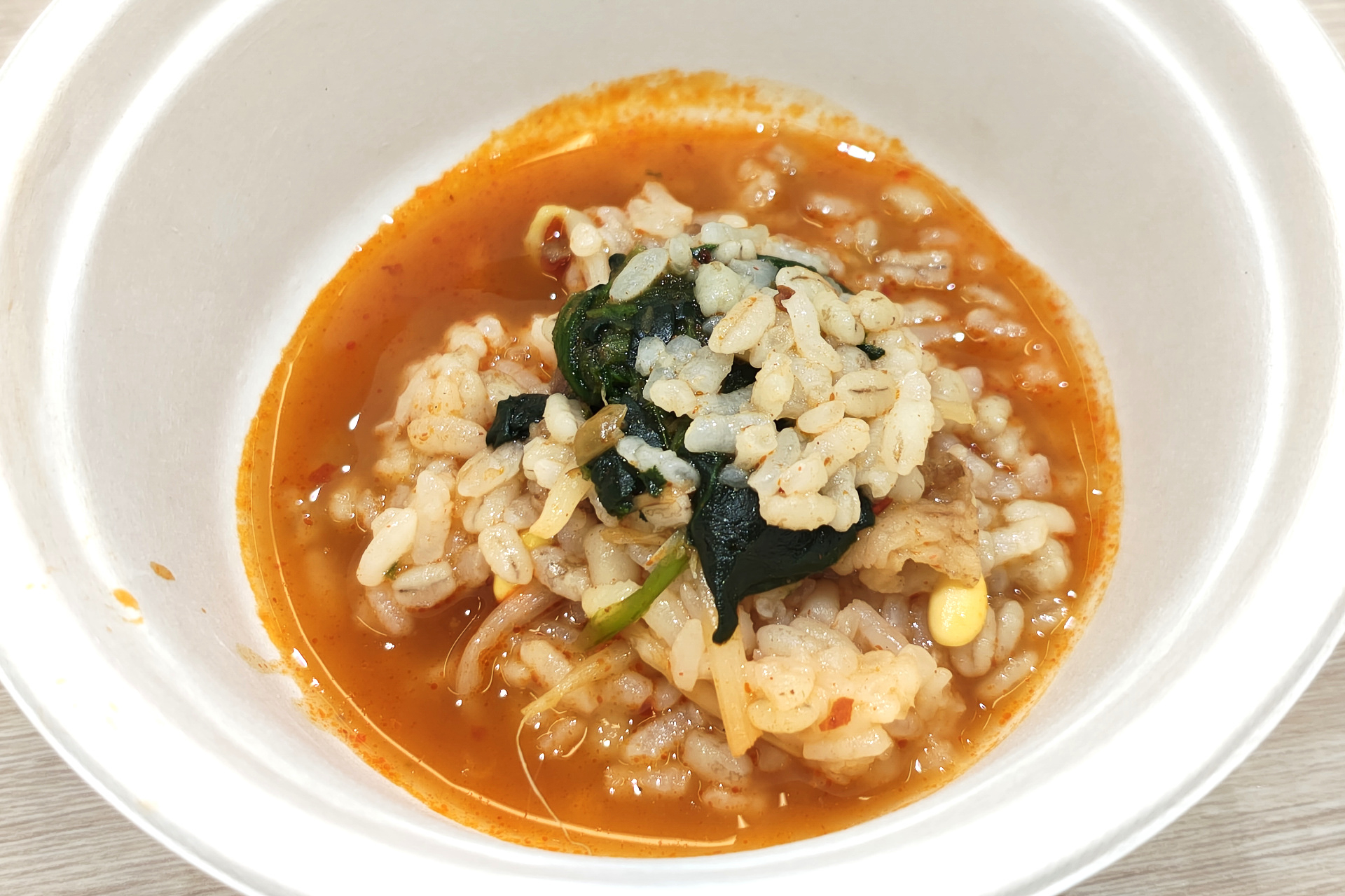 カルビクッパは、うまみたっぷりの牛骨スープとスンチャン産コチュジャンの相性が抜群