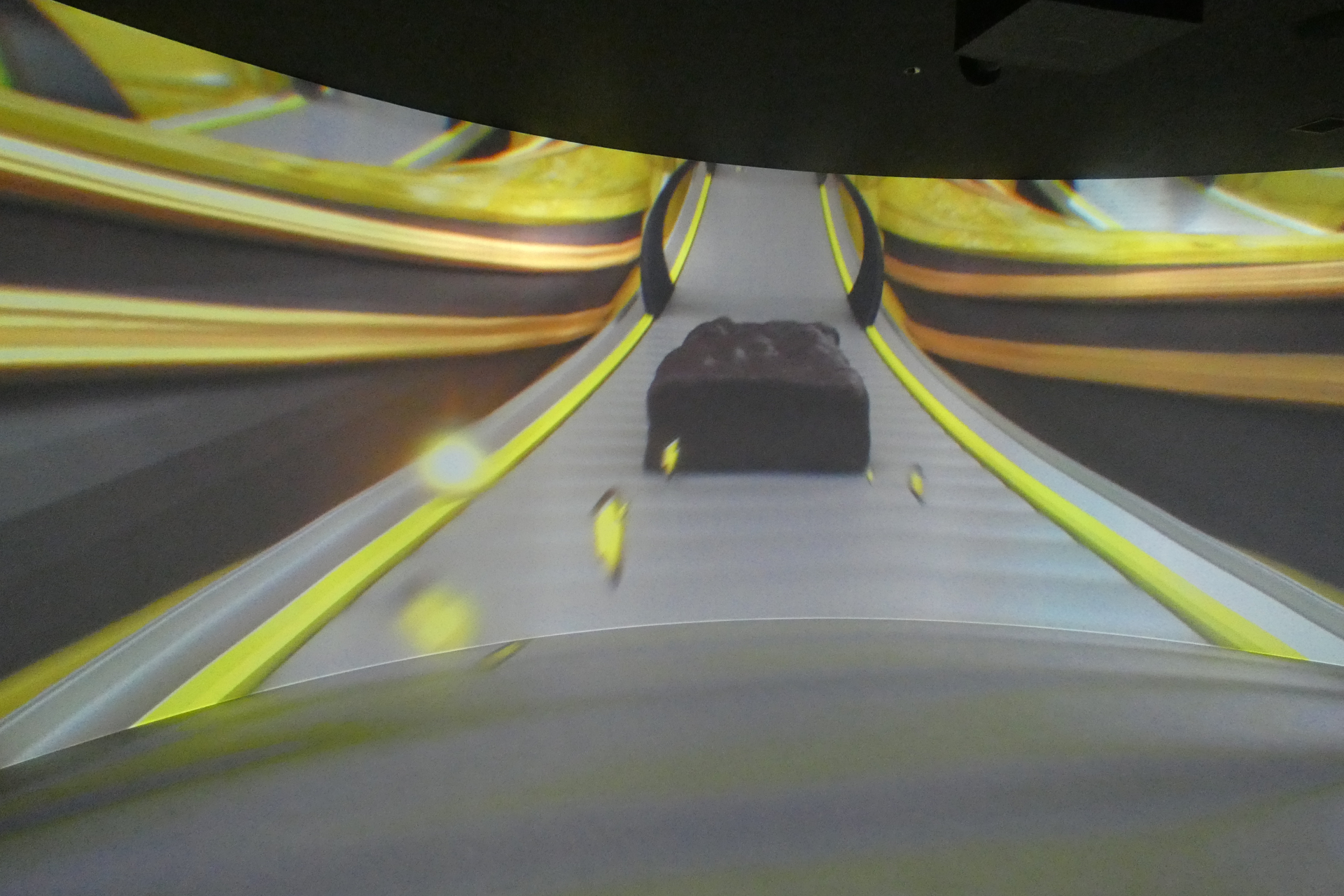 ブラックサンダーになって工場内を進む体験が楽しめるプロジェクションマッピング