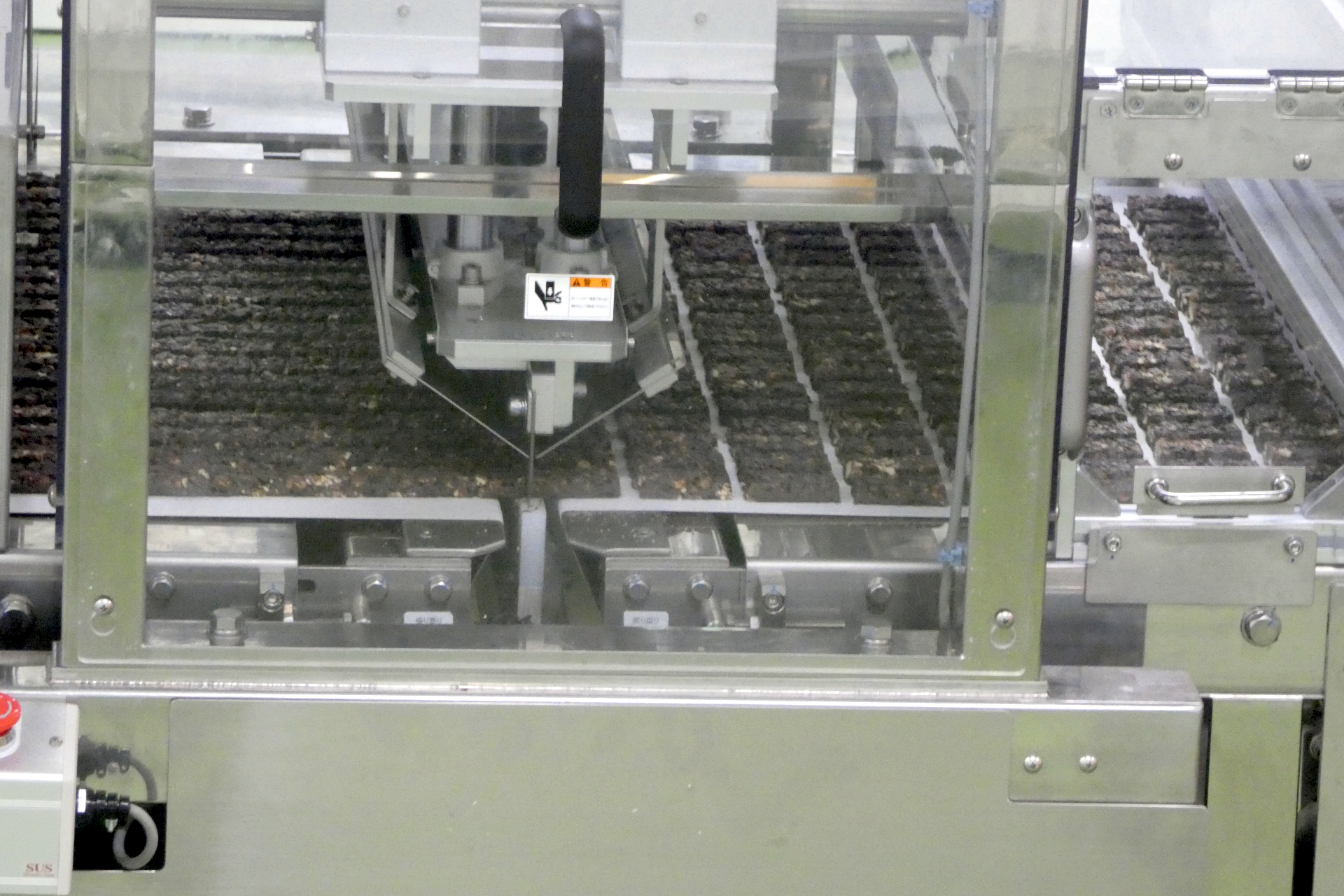 ガラス越しにブラックサンダーができていく様子を眺められる（※一般来場者の撮影はNG。今回は特別に許可を得て撮影）