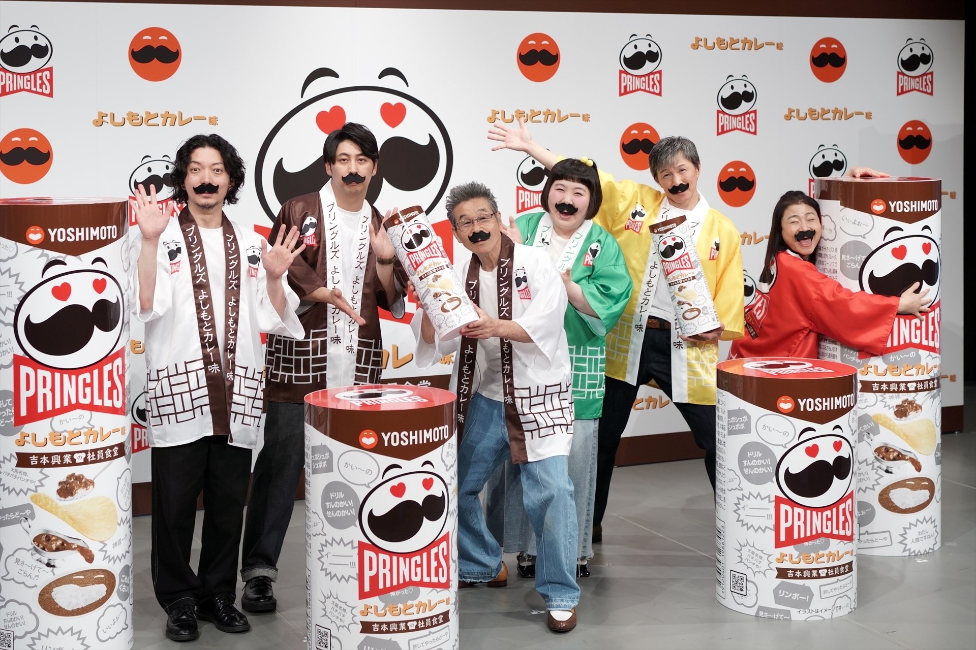 吉本興業が監修した「プリングルズ よしもとカレー味」が発売となり、よしもとの芸人が新商品をアピールした