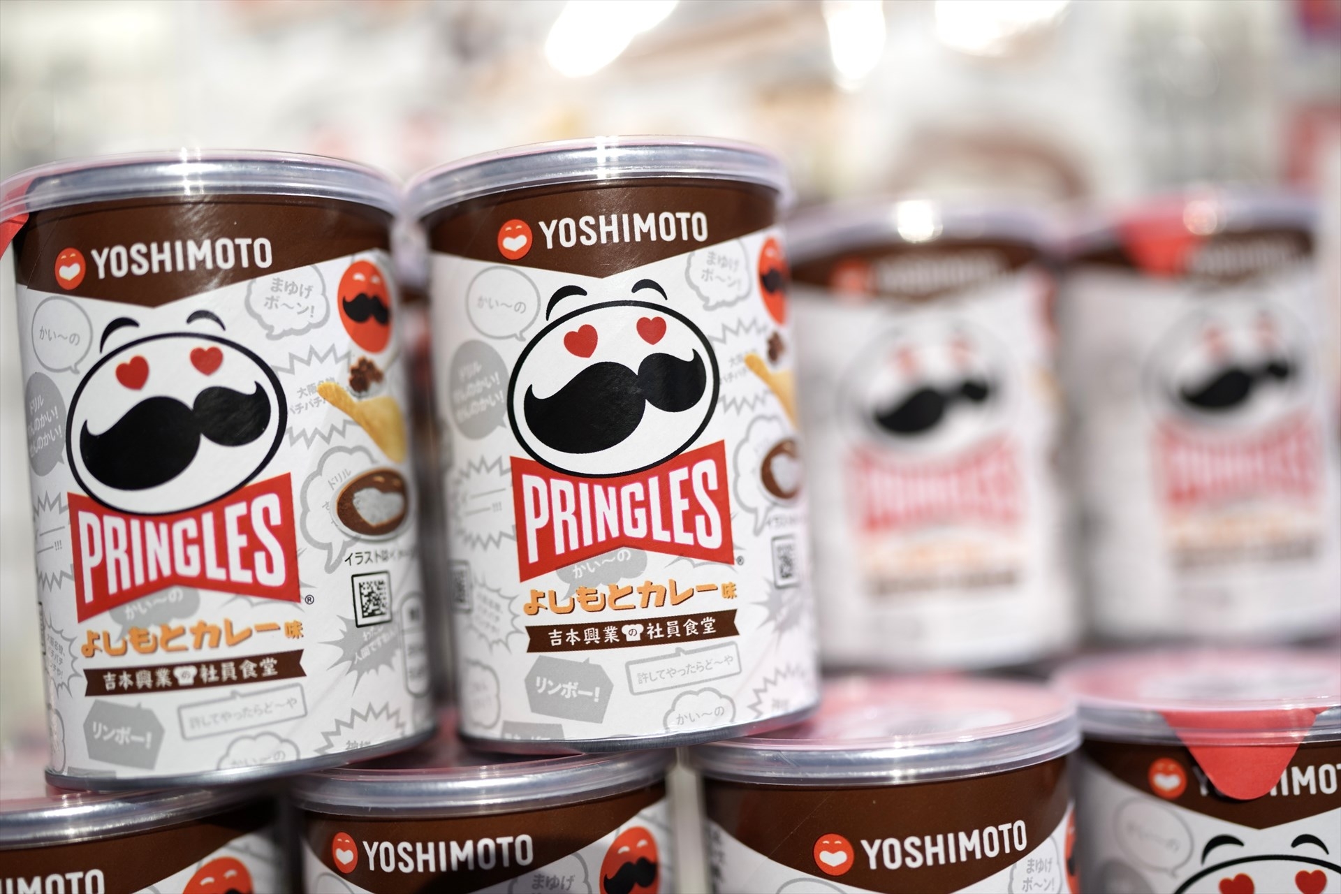 「プリングルズ よしもとカレー味」のショート缶（50g、244円）。ロング缶も用意する