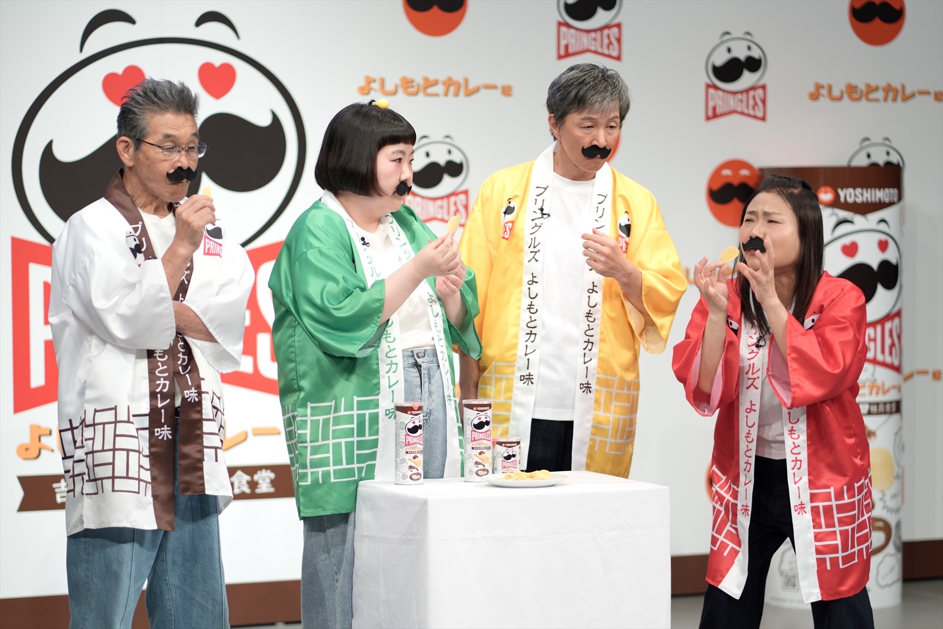 新商品を試食する4人