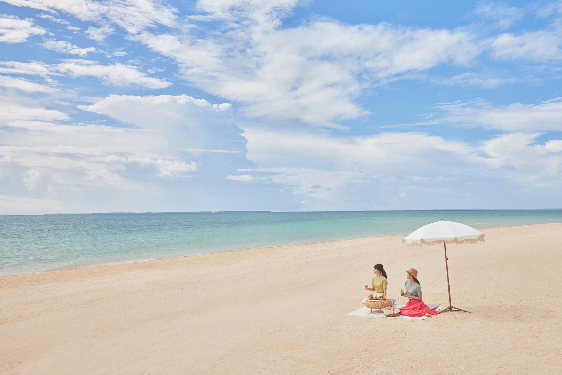 施設のすぐ近くに広がる白い砂浜