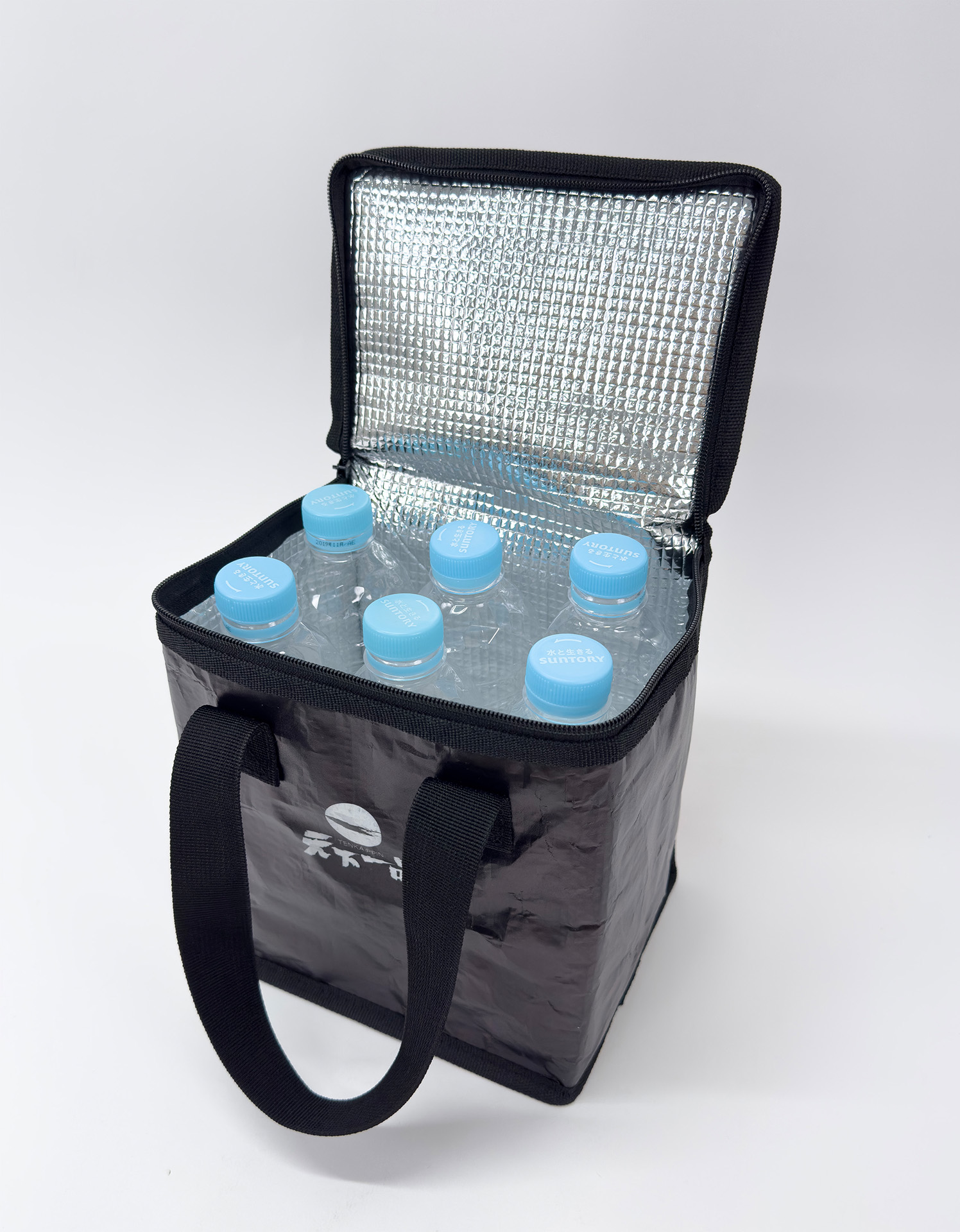 500mLのペットボトルが6本入る大きさ