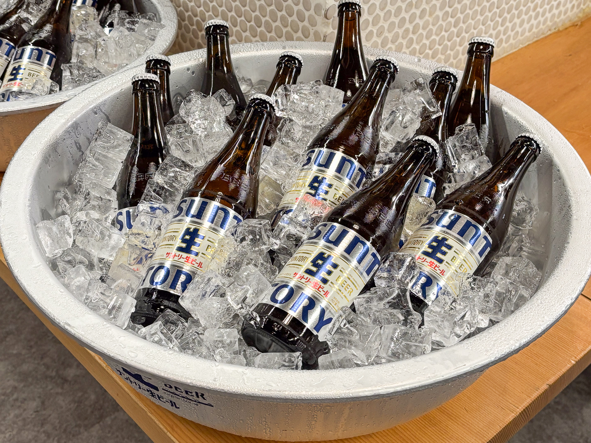 タライにたっぷりの氷でキンキンに冷やした「サントリー生ビール」