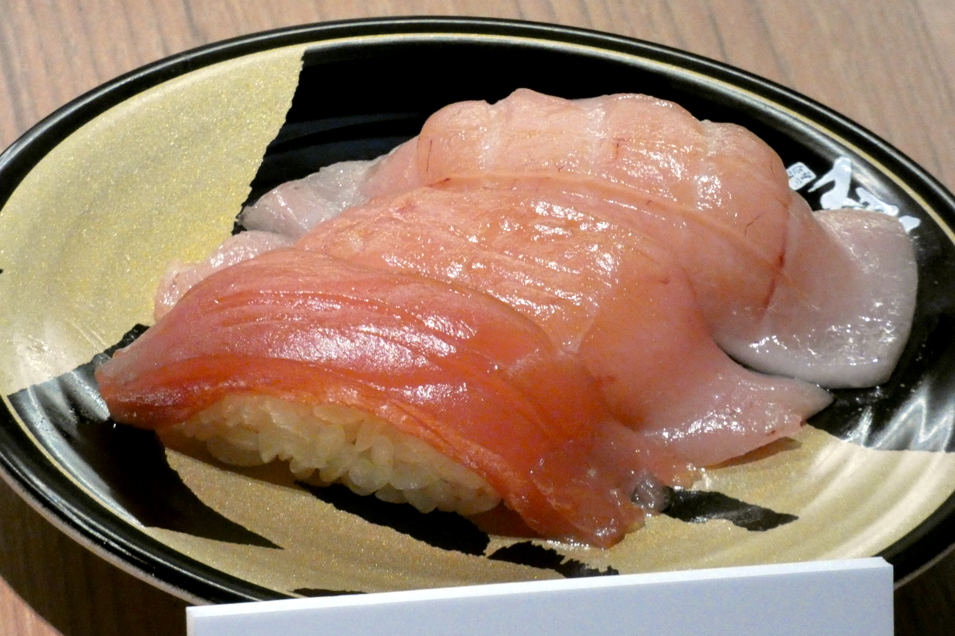 生本まぐろ三種盛り（赤身、中とろ、大とろ）