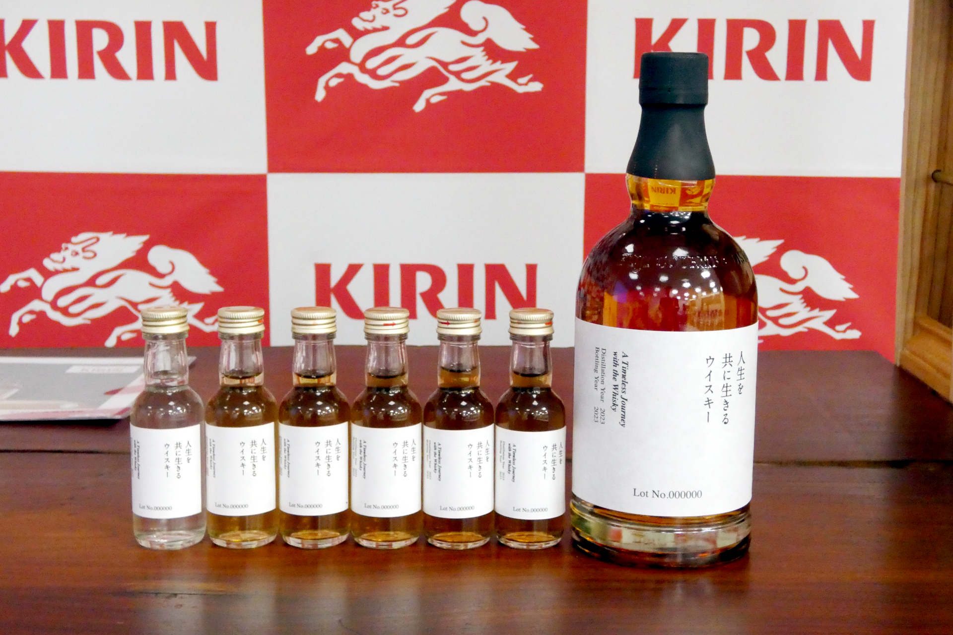 「人生を共に生きるウイスキー」のイメージ。熟成を重ねることで色合いや風味が変化していく過程が楽しめる